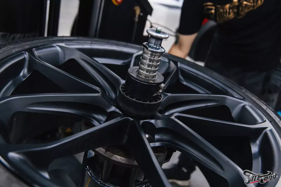 Правка диска и фирменный шиномонтаж на стендах Hunter для Porsche Cayenne GTS